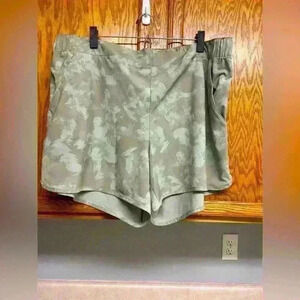 Columbia Women’s Green sweat resistant shorts size 2XL